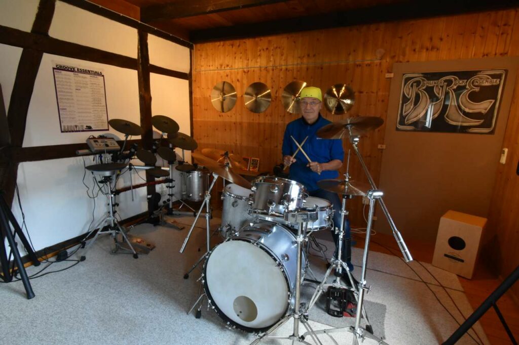 Schlagzeug-Raum mit Lehrer